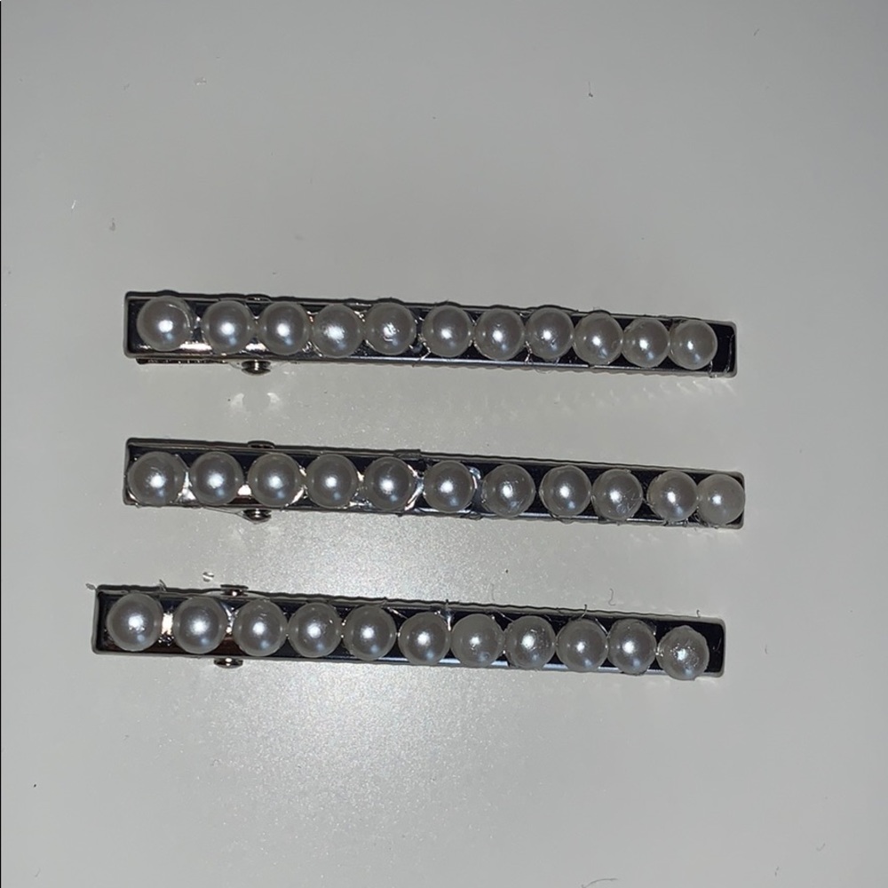 Straight clips with small white pearls